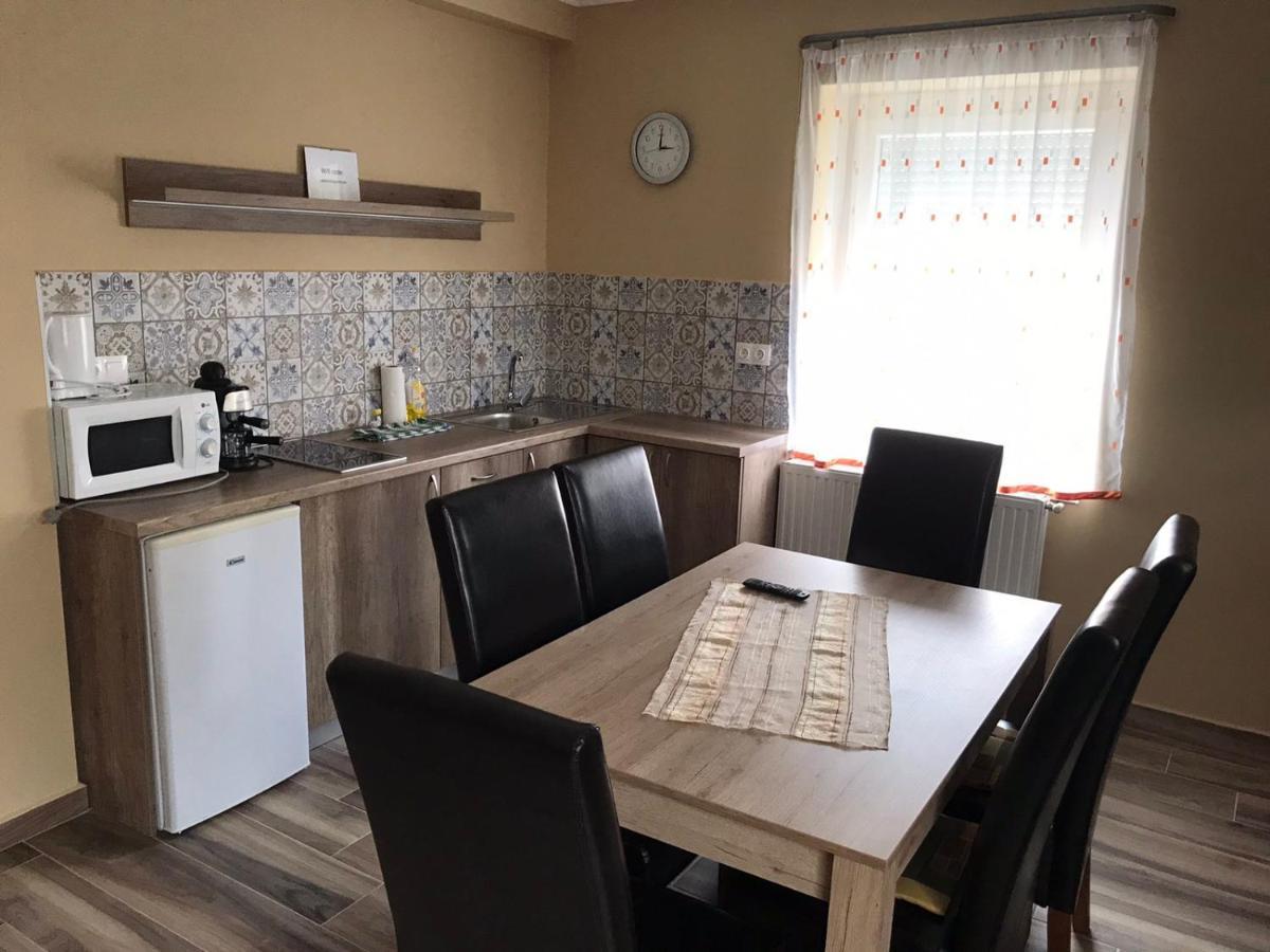 Appartement Adrienn Apartman à Sárvár Extérieur photo